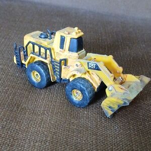 Yellow 1:87 HO Scale Caterpillar 966M Wheel Loader Diecast Model